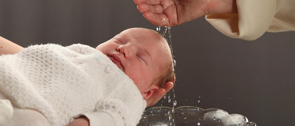 Ett litet barn blir döpt