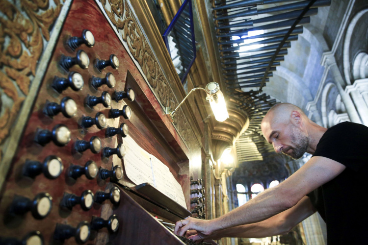 INSTÄLLD! Giulio Mercati (Italien), orgel Giulio Mercati vid orgeln i katedralen i Lugo