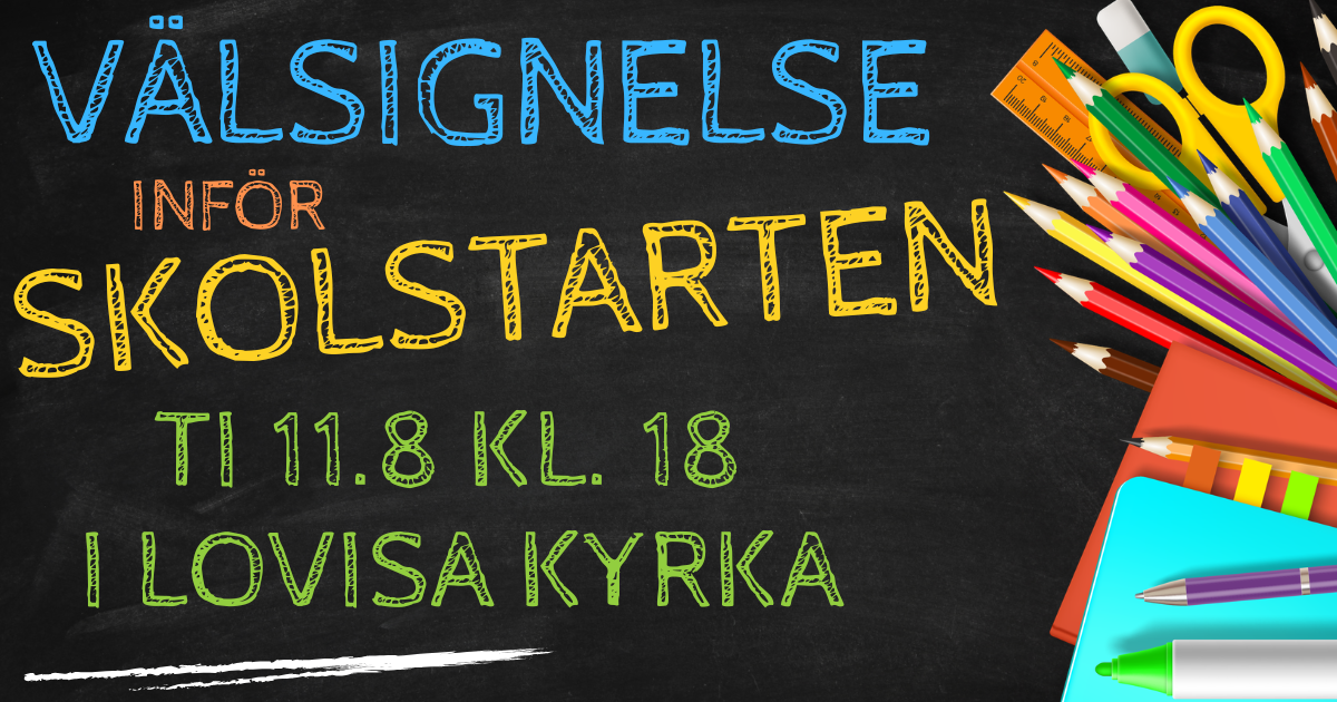 Svart skoltavla med färgpennor i olika färger 