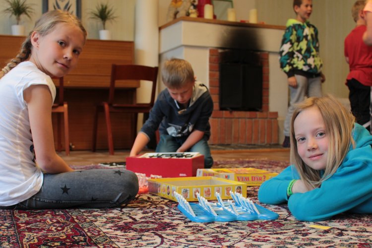 Barn som spelar brädspel