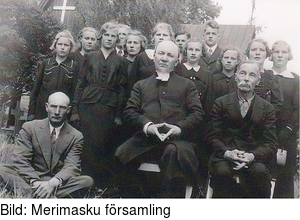 Bild på konfirmandgrupp med präst och några andra äldre män. Bilden är lånad från Merimaskuförsamling