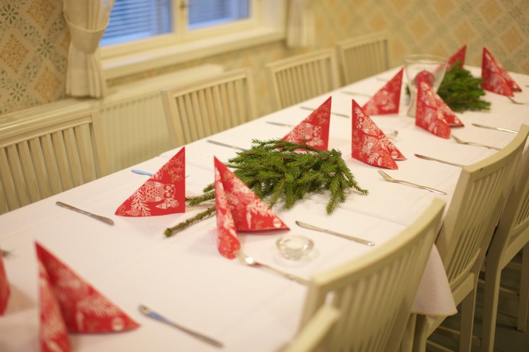Bord dukat med röda servetter och granris